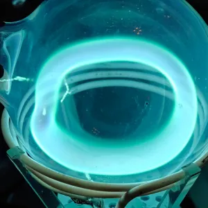 Praseodymium (Pr) glowing plasma discharge, photo 3 of 10