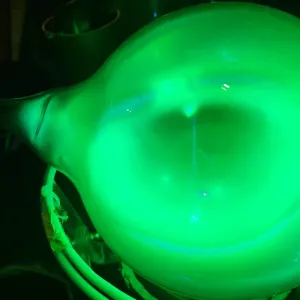 Magnesium (Mg) glowing plasma discharge, photo 2 of 6
