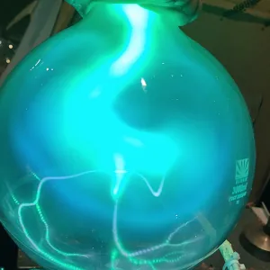 Magnesium (Mg) glowing plasma discharge, photo 5 of 6