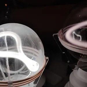 Tantalum (Ta) glowing plasma discharge, photo 2 of 4
