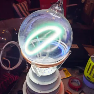 Samarium (Sm) glowing plasma discharge, photo 6 of 9