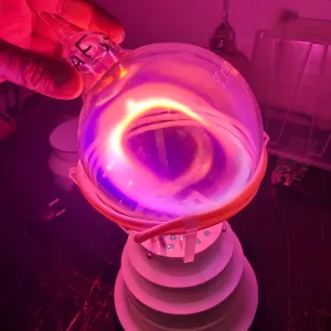 Calcium (Ca) glowing plasma discharge, photo 10 of 17