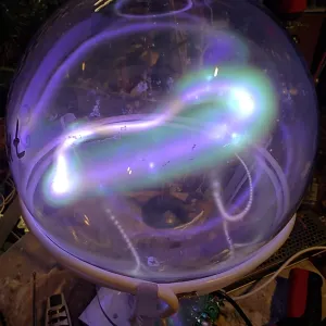 Samarium (Sm) glowing plasma discharge, photo 7 of 9