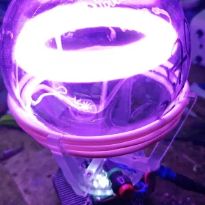 Vanadium (V) glowing plasma discharge, photo 6 of 8