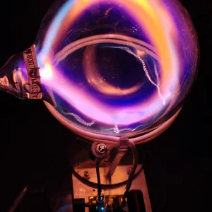 Calcium (Ca) glowing plasma discharge, photo 15 of 17