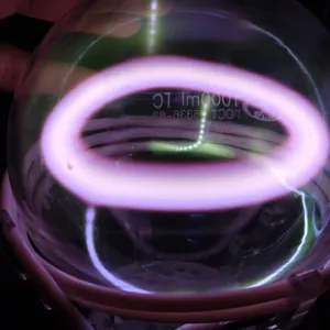 Silicon (Si) glowing plasma discharge, photo 3 of 7