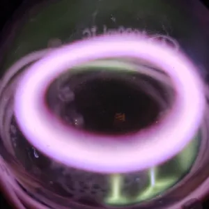 Silicon (Si) glowing plasma discharge, photo 6 of 7
