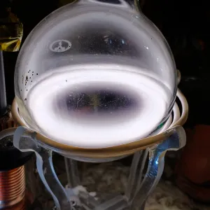Krypton (Kr) glowing plasma discharge, photo 2 of 19