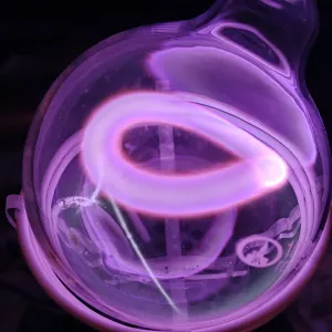 Zirconium (Zr) glowing plasma discharge, photo 8 of 16
